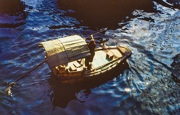 SINGLE BOAT ON IN KOWLOON