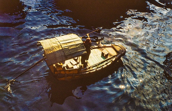 SINGLE BOAT ON IN KOWLOON